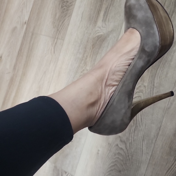 STUART WEITZMAN REAL SUEDE PLATFORM PUMPS NON SKID SOLES SIZE 9 EUC - Picture 1 of 10
